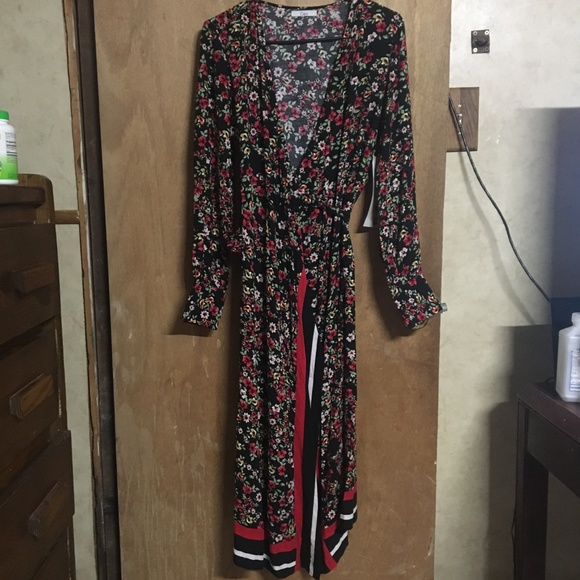 NWT Black/Red wrap dress with floral pattern - Picture 2 of 8